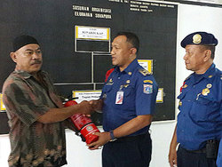 1002 small 574 apar dibagikan ke warga jakut