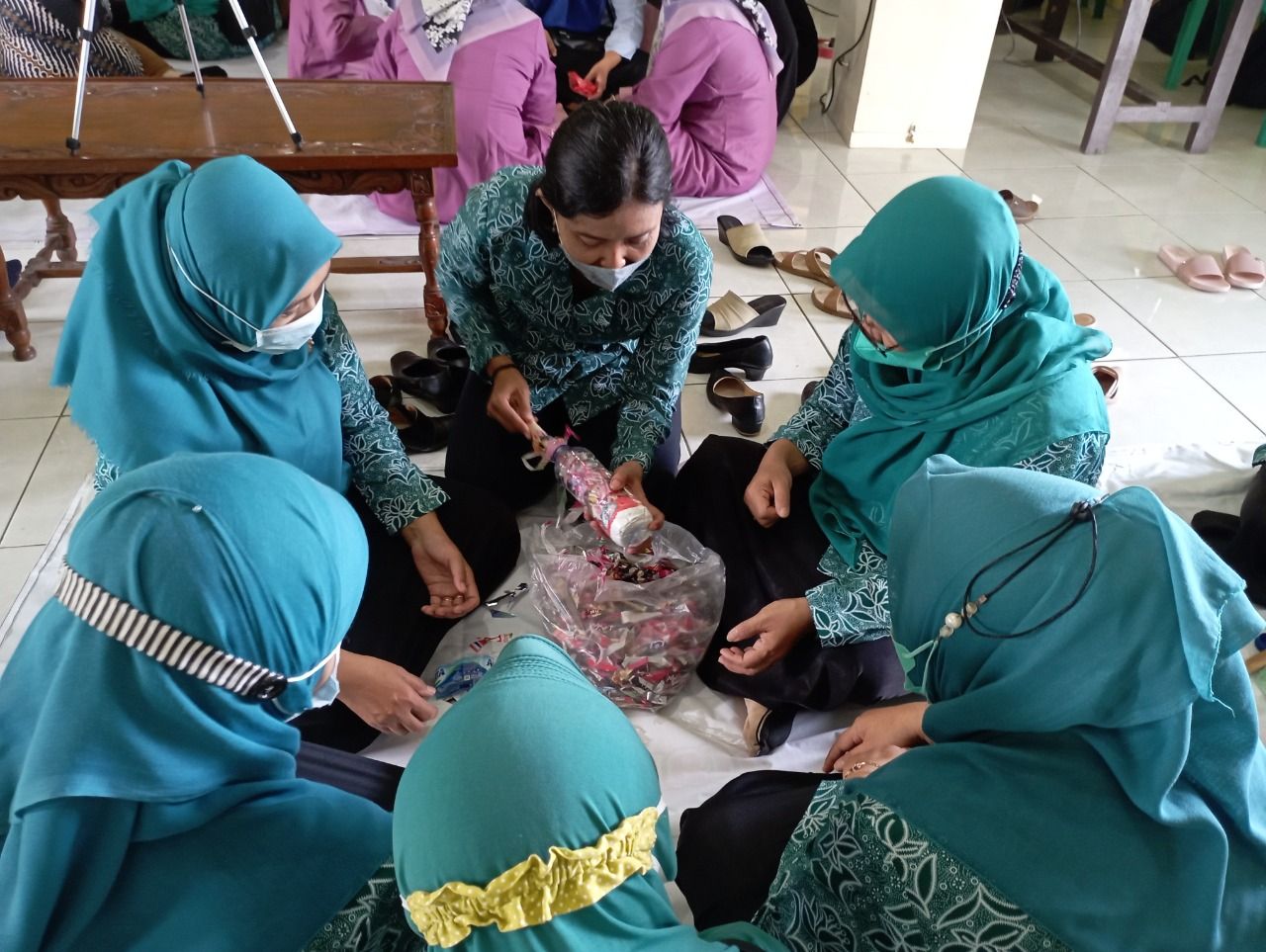 Kolaborasi Warga Desa Panimbang untuk Proyek Daur Ulang Barang Bekas