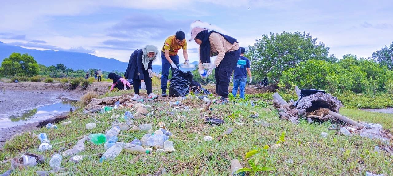 Pemuda Muhammadiyah Banggai Bersihkan Kilo 5 dan Bahas Sampah