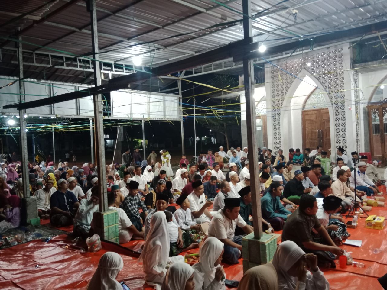 Bug xonasida josuslik qildi Bug xonasida josuslik qildi