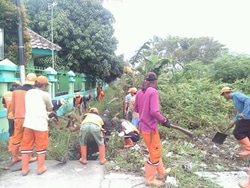 2091 small semak belukar jl marunda baru dibersihkan