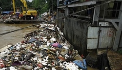 2220 small 8 ton sampah tersangkut di pintu air manggarai