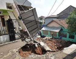 41613 small rumah amblas di pasar rebo