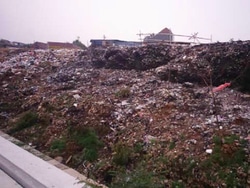 460 small gunungan sampah di srengseng