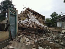 54330 small dampak gempa 5 4 sr di lombok timur 2 orang meninggal dunia