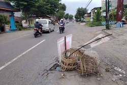 55942 small warga jalan jeru malang tutupi jalan rusak dengan banner caleg