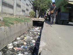 575 small saluran di tanjung priok dipadati sedimen lumpur