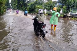 58752 small banjir setelah hujan deras jalan tanjung barat macet