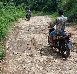 59355 small jalan di lebak ini seperti jalan sebelum indonesia merdeka