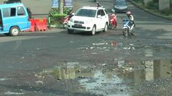 61077 small jalan gdc rusak dan berlubang pengendara harus ekstra hati hari saat melintas