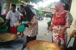 62080 small tradisi makan bubur suro sunan bonang saat ramadan di tuban