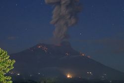 62172 small gunung agung erupsi disertai suara gemuruh dan lontaran batu pijat sejauh 3 km ke segala arah
