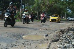 62176 small jalan pintu masuk tol lampung rusak parah