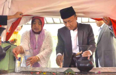 Tradisi Maulidan Topat: Campuran Religi Dan Budaya