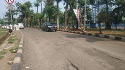 63753 small warga mengeluh lubang di jalan manunggal ii ciracas