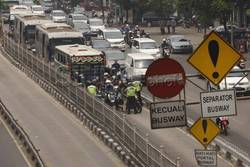 637 small polda beri tilang slip biru untuk penerobos busway