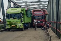64087 small jembatan way mesuji ambles lalin lampung menuju sumsel lumpuh