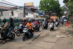 66319 small ada galian kabel jalan lapangan tembak macet dan rusak