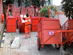 663 small 57 gerobak sampah didistribusikan di tugu utara