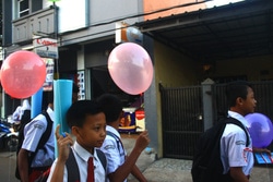 66939 small ayobdg penjualan balon di hari pertama sekolah muhammadfikri %282%29