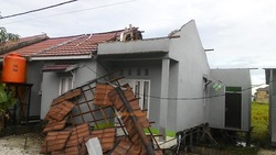 67531 small puting beliung terjang manarap kertak hanyar kabupaten banjar 26 rumah rusak