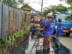 9769 small turap saluran jl h sanyar butuh perbaikan